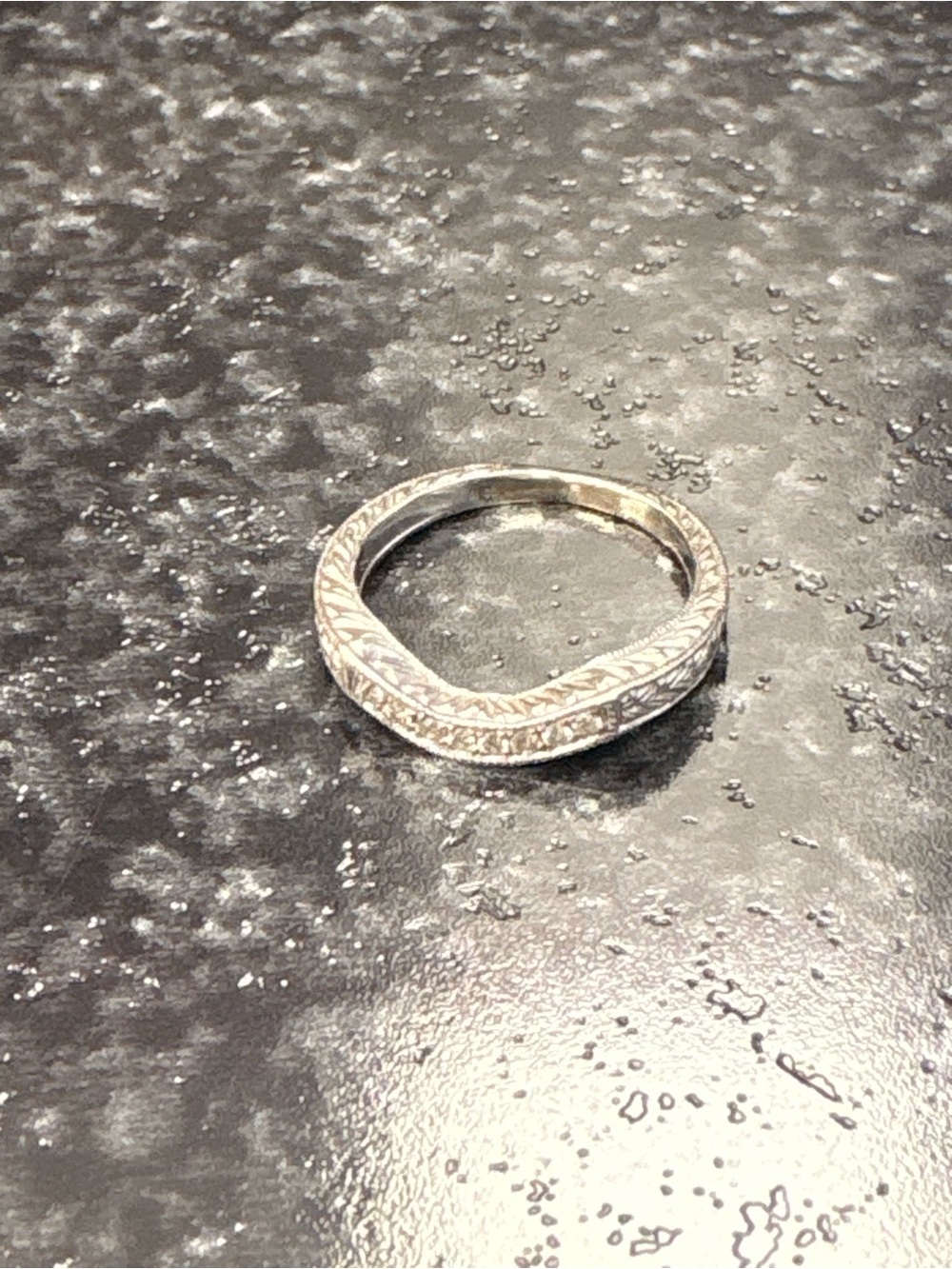 Curved Pave Diamond Band Ring in gold - Picture 4 of 5